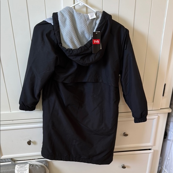 TYR Black and White Kids Jacket - Picture 2 of 3